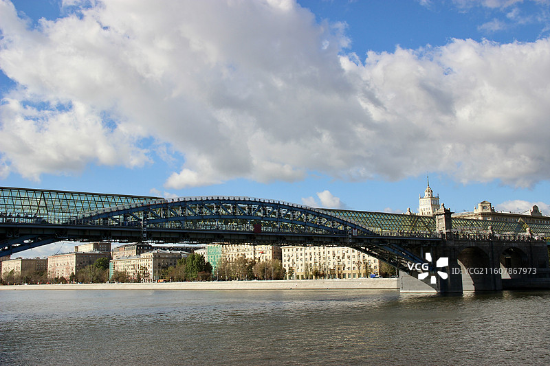 蓝天白云普希金斯基大桥横跨莫斯科河图片素材
