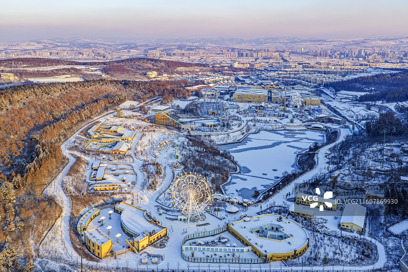 冬季，无人机航拍吉林省延吉市恐龙王国雪后全景。图片素材