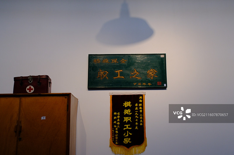 怀旧家具家居老宿舍小时候的家。老床单电话座机图片素材