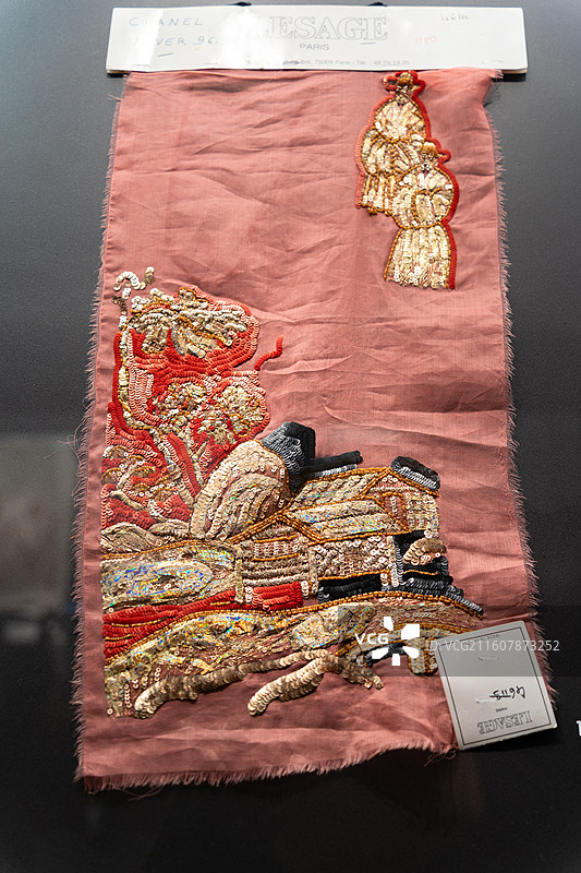 博物馆展出北非到东亚黄金服饰风尚的服饰图片素材