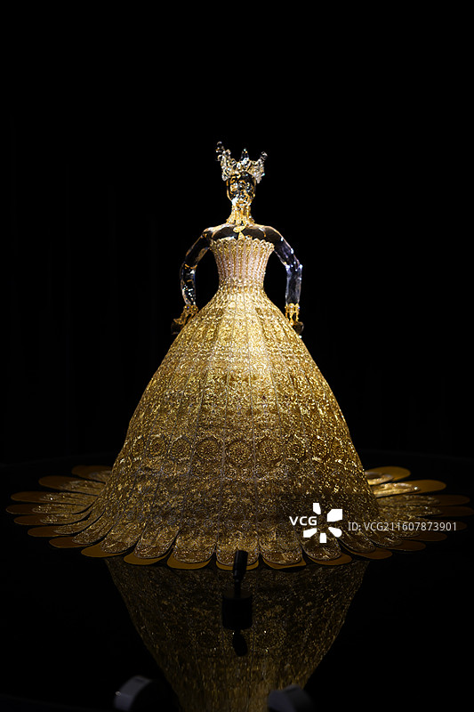 博物馆展出北非到东亚黄金服饰风尚的服饰图片素材