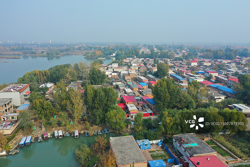 碧水连天映霞光，野鸭掠舞芦花黄  俯身临岸观舟远，银杏红叶风里扬  千岛万湖织洋淀，生态画卷韵悠长图片素材