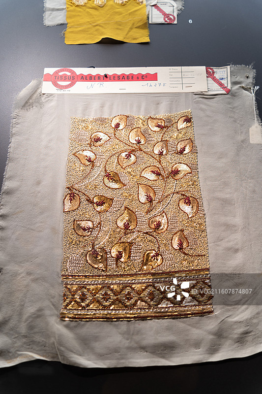 博物馆展出北非到东亚黄金服饰风尚的服饰图片素材