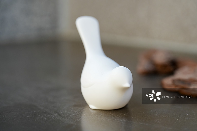 白色鸟形陶瓷摆件图片素材