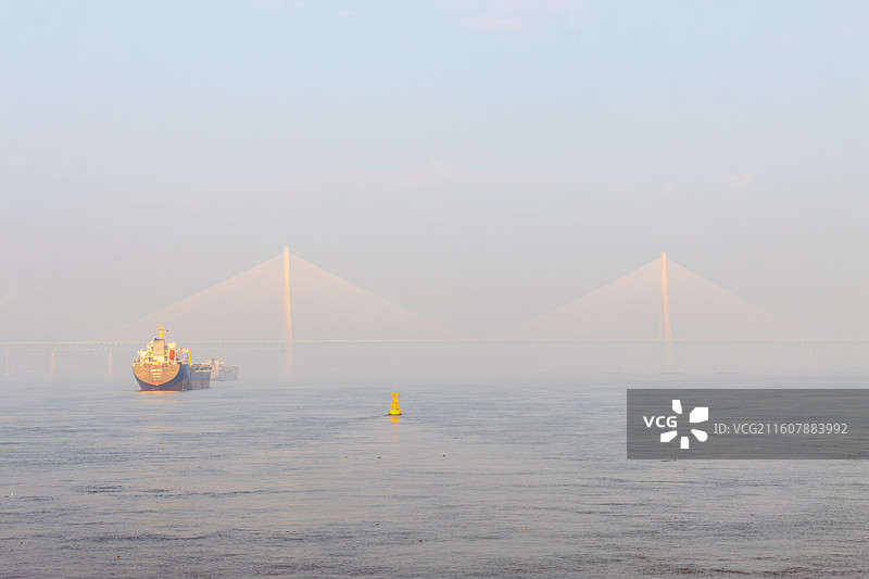 雾晨，沪苏通长江公铁大桥风光图片素材