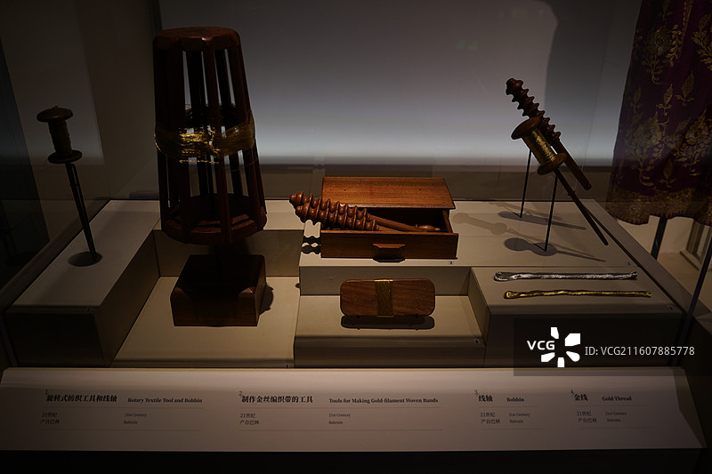 博物馆展出北非到东亚黄金服饰风尚的服饰图片素材