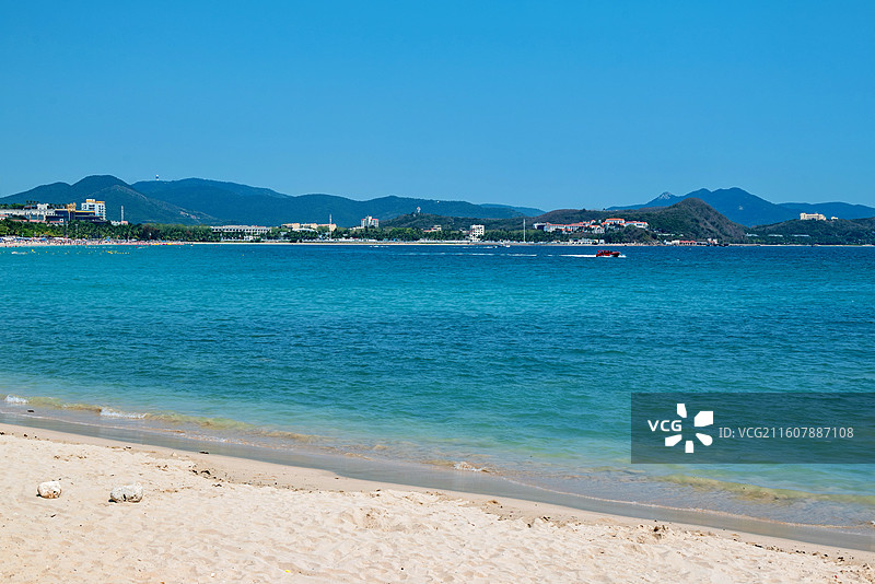 三亚大东海的海岸线沙滩海洋风光图片素材