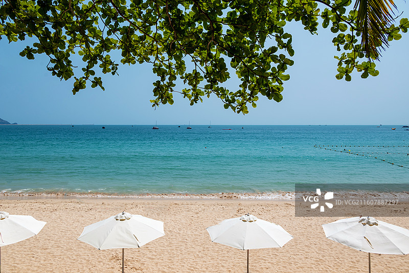 三亚大东海的海岸线沙滩海洋风光图片素材