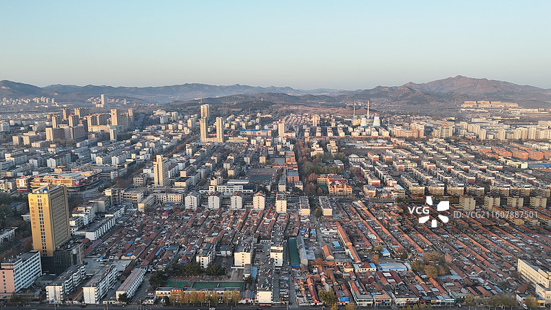 山东烟台招远市日出时分的城市航拍图片素材