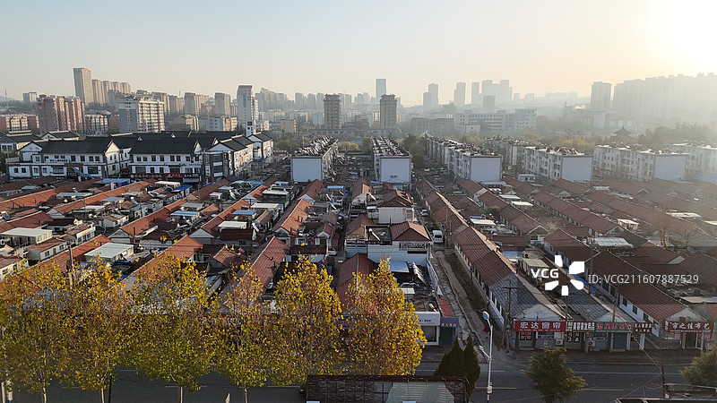 山东烟台招远市日出时分的城市航拍红色房子老旧小区图片素材