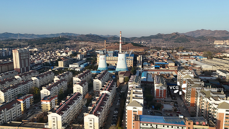 山东烟台招远市热电厂日出时分的城市航拍图片素材