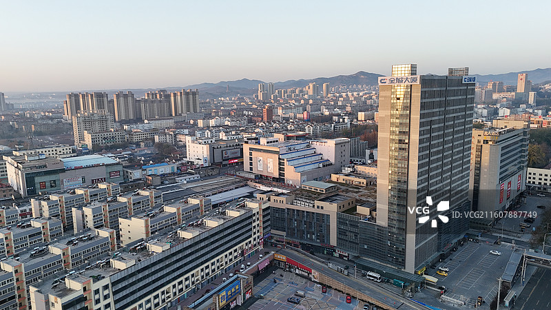 山东烟台招远市日出时分的城市航拍图片素材