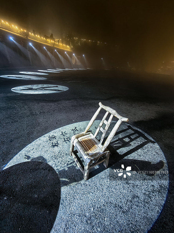 夜晚灯光中的椅子图片素材