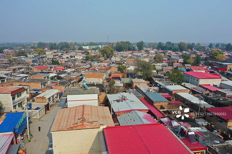 碧水连天映霞光，野鸭掠舞芦花黄  俯身临岸观舟远，银杏红叶风里扬  千岛万湖织洋淀，生态画卷韵悠长图片素材