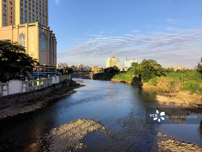 站在东兴市中越界河北仑河桥上的中越边境线上图片素材
