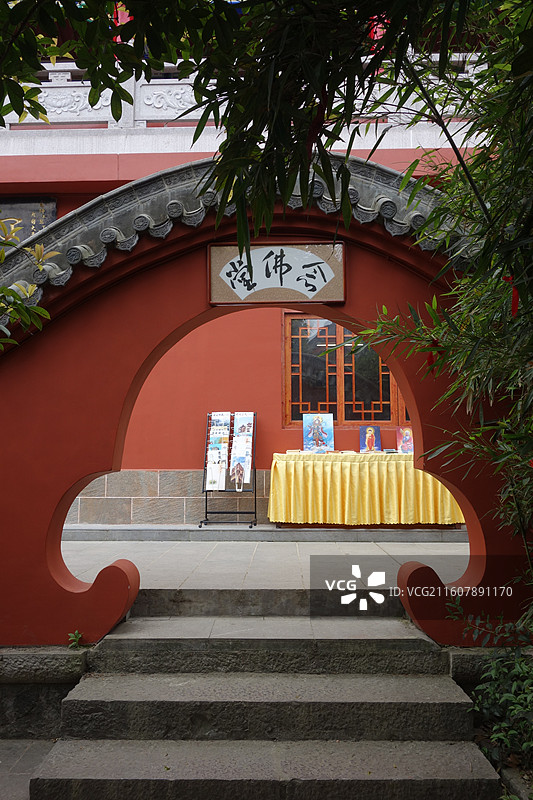 贵州省贵阳市黔灵山公园黔灵公园：弘福寺念佛堂小窗：红叶竹林图片素材