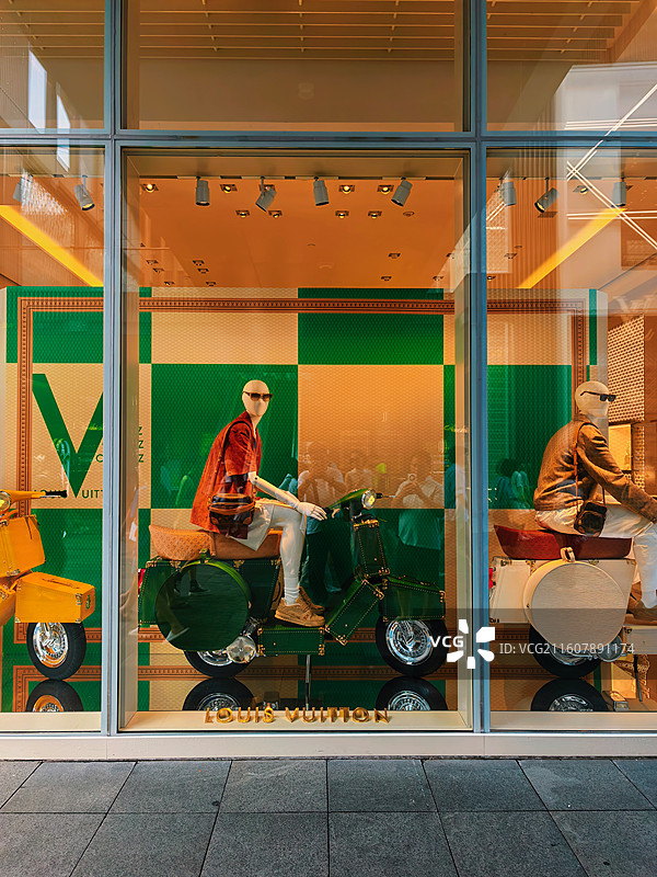 人偶骑摩托闯进奢侈品牌橱窗，仿佛把街头酷感搬进了精致殿堂，治愈的城市治愈感拉满图片素材