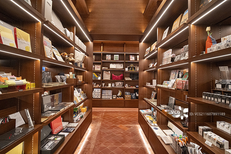 上海上声新所茑屋书店。老建筑里的光影营造出的满屋书香。图片素材