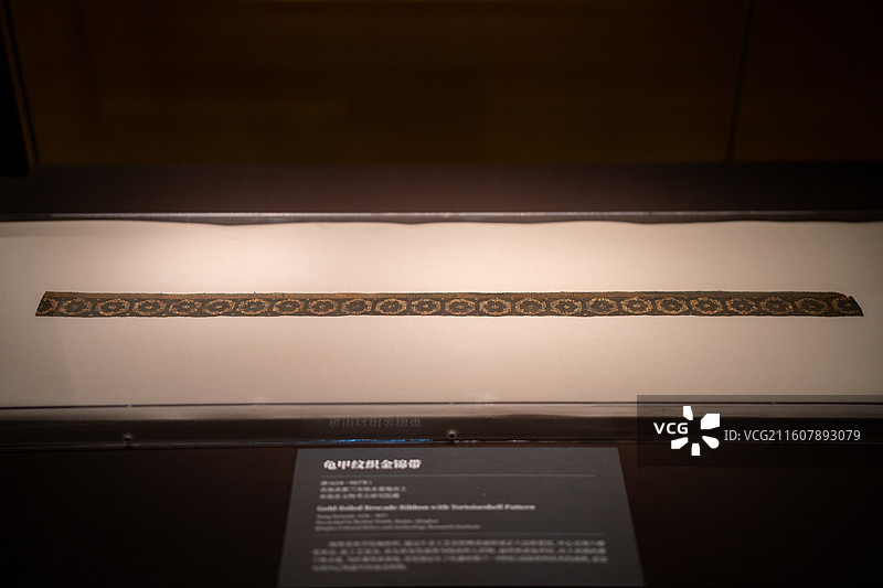 博物馆展出北非到东亚黄金服饰风尚的服饰图片素材