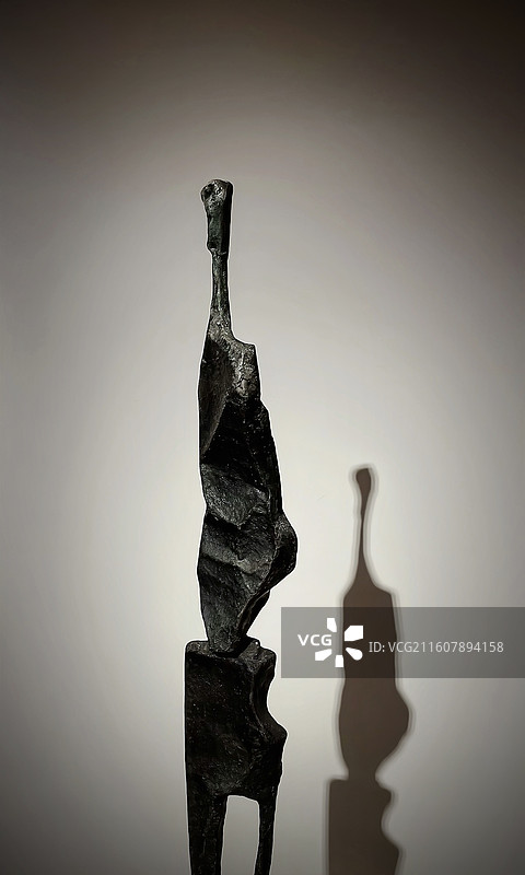 新加坡国家美术馆展览的艺术家·钟泗宾（钟泗滨）的人形雕塑作品Untitled图片素材