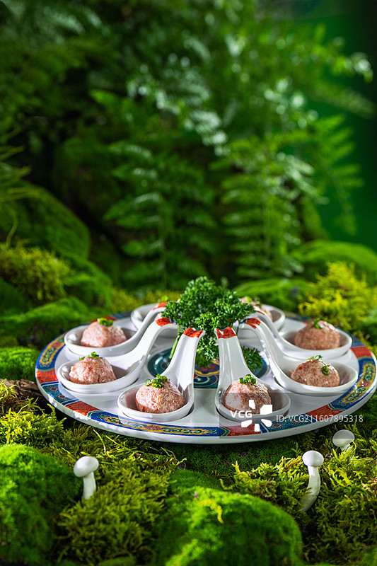 下火锅的新鲜肉丸子图片素材