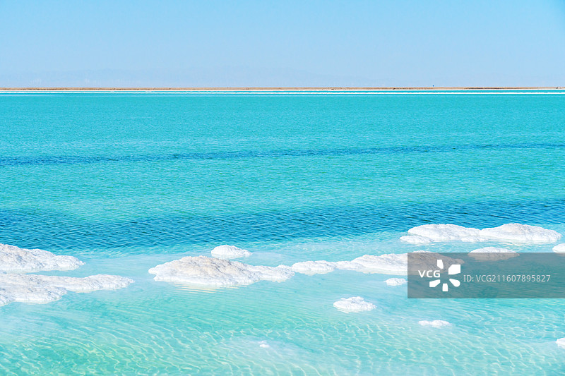 唯美 蓝色纯净背景  察尔汗盐湖 梦幻蓝色湖水和 白色盐滩图片素材