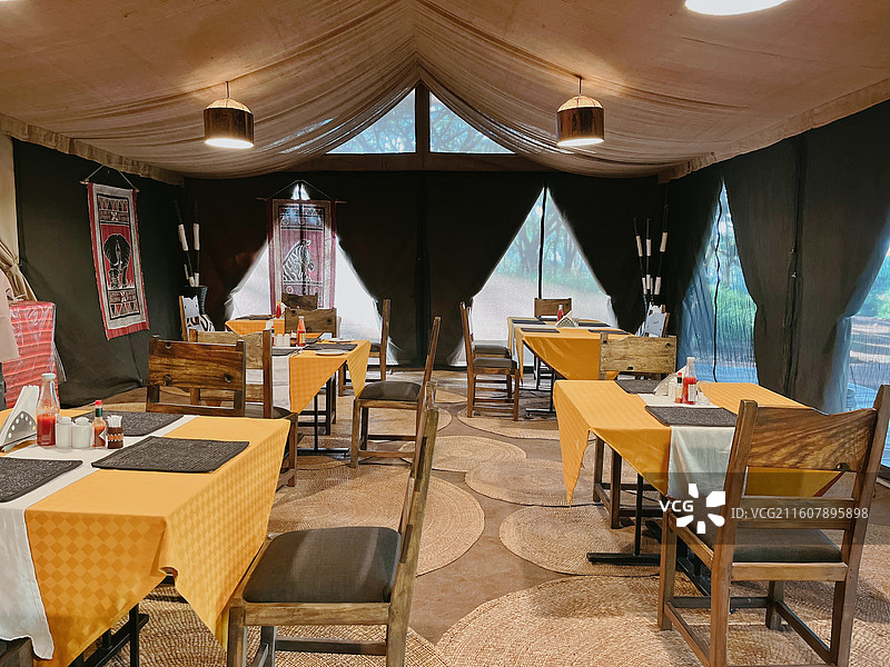 坦桑尼亚，非洲游猎旅行，野奢帐篷酒店餐厅内部环境图片素材