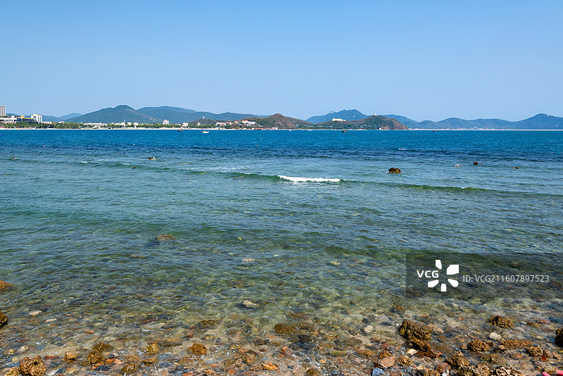 三亚大东海的海岸线沙滩海洋风光图片素材