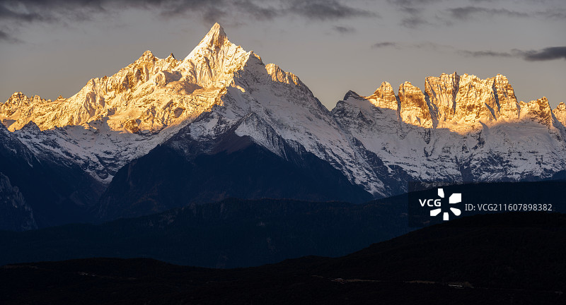 梅里雪山日照金山缅茨姆峰图片素材