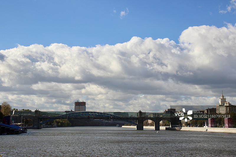蓝天白云普希金斯基大桥横跨莫斯科河图片素材
