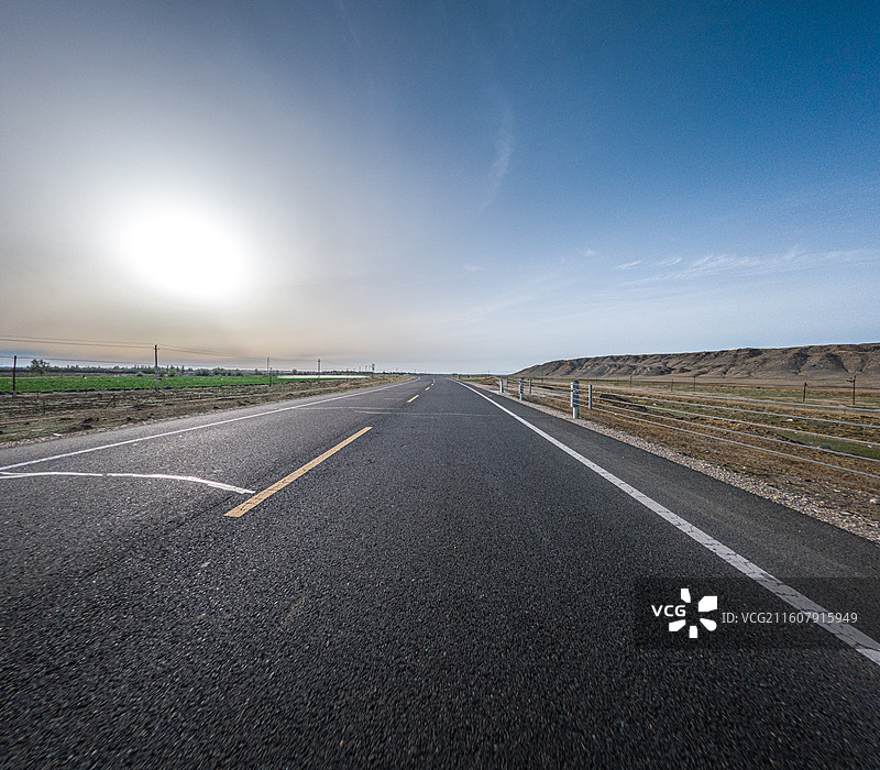 新疆阿勒泰 白哈巴村，公路风光 布尔津县 汽车广告背景图图片素材