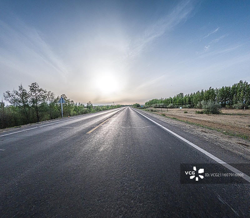新疆阿勒泰 白哈巴村，公路风光 布尔津县 汽车广告背景图图片素材