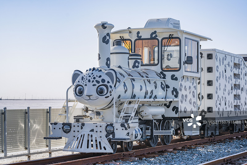 青海茶卡盐湖天空之镜观光小火车图片素材