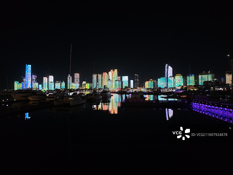 青岛奥帆海洋文化旅游区城市夜景灯光秀图片素材