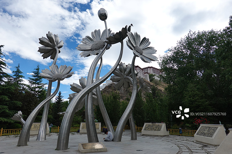 西藏拉萨市拉萨宗角禄康公园：张大人花雕塑图片素材