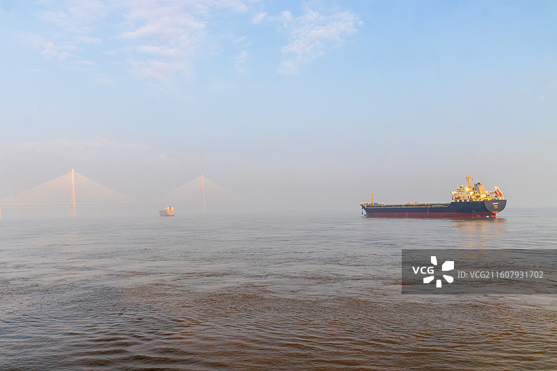 晨雾，沪苏通长江公铁大桥风光图片素材
