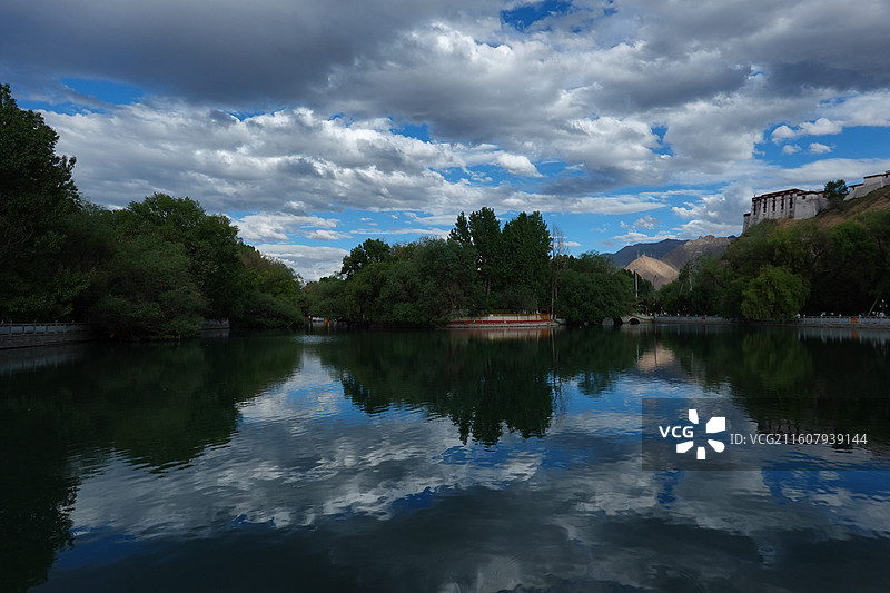 西藏拉萨宗角禄康公园：龙王潭拍布达拉宫倒影图片素材