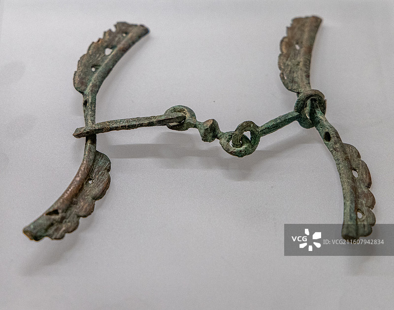 甘肃简牍博物馆 汉 铜镳衔 2018年张掖黑水国汉墓出土图片素材