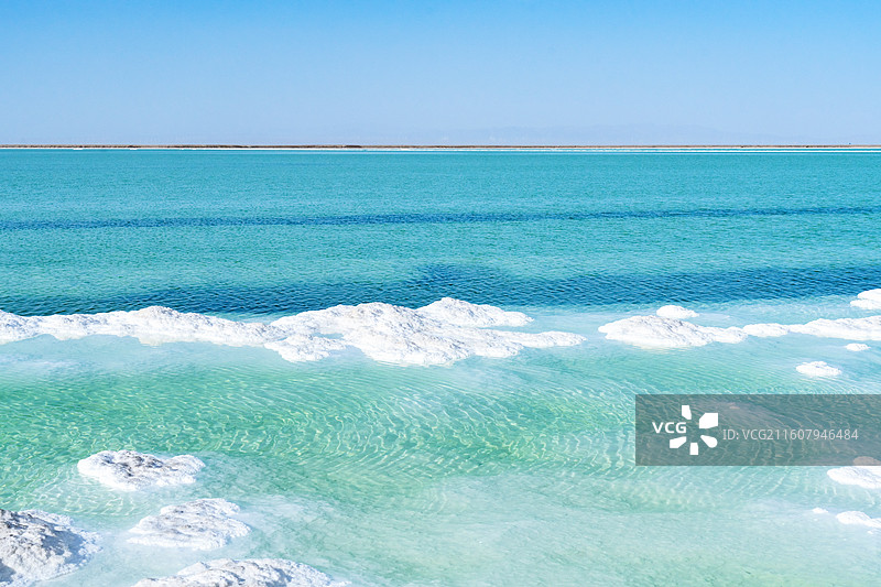 唯美 蓝色纯净背景  察尔汗盐湖 梦幻蓝色湖水和 白色盐滩图片素材