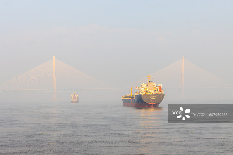雾晨，沪苏通长江公铁大桥风光图片素材