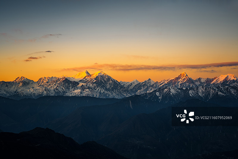 四川川西泸定华尖山贡嘎雪山日照金山风光图片素材
