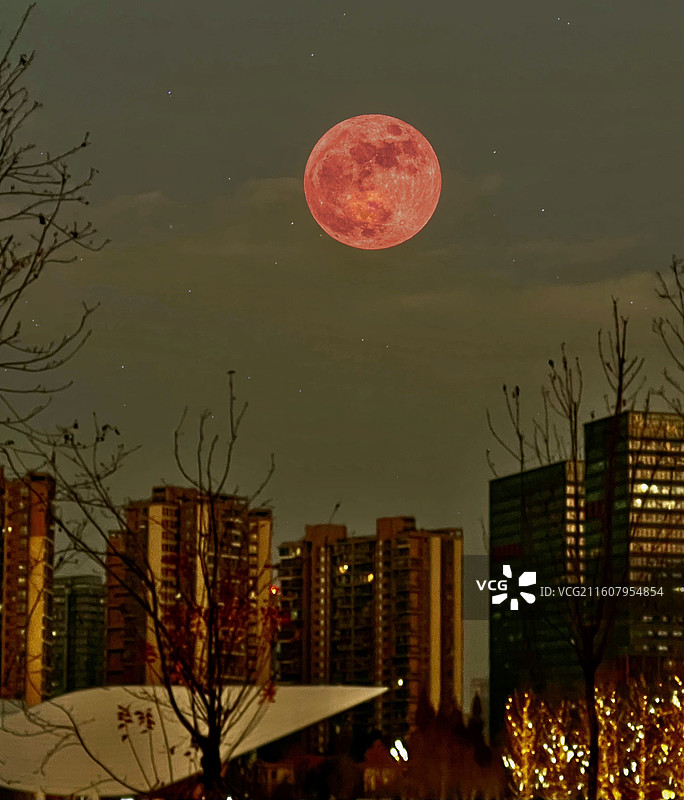 四日晚上的超级大月亮图片素材
