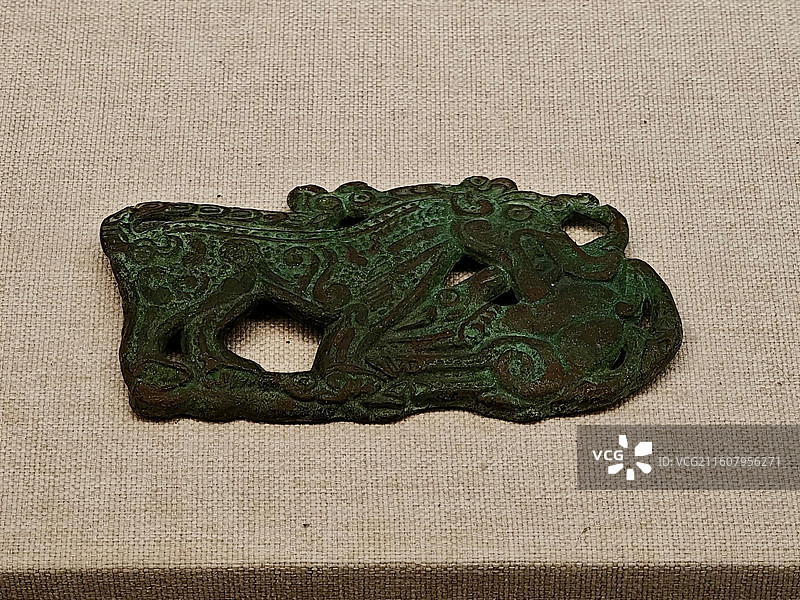 虎噬鹿铜牌饰 西周 青铜 中国民族博物馆藏图片素材