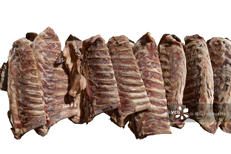 北方过冬食物，晒在户外的腊肉，腊肠图片素材