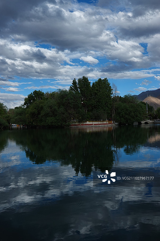 西藏拉萨宗角禄康公园：龙王潭拍布达拉宫倒影图片素材