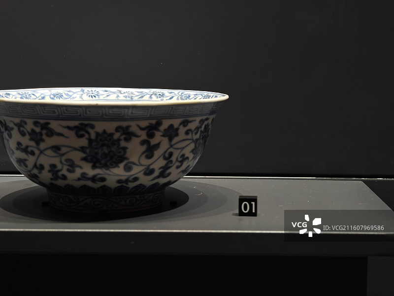 成都考古中心馆藏珍贵文物-明宣德官窑-青花缠枝花卉纹碗图片素材
