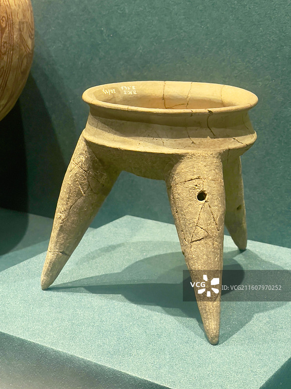 故宫文华殿庆祝中泰建交50周年文物特展陶三足器图片素材