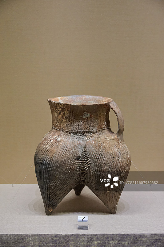 宁夏博物馆 新石器时代齐家文化 绳纹夹砂红陶鬲图片素材