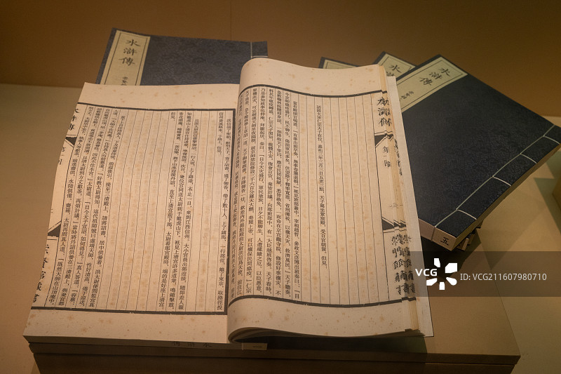 南京博物院馆藏明代施耐庵《水浒传》线装古籍书页特写图片素材