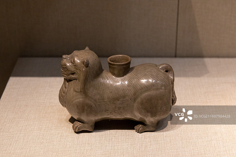 镇江博物馆西晋 越窑青釉狮形瓷烛台 镇江市文物商店图片素材